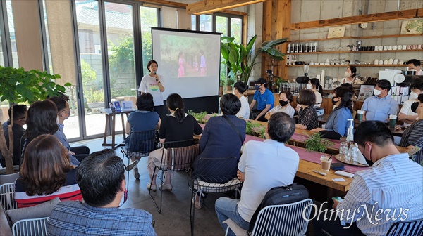 더불어민주당 최고위원 선거에 출마한 고민정 의원이 12일 오후 대전 중구의 한 카페에서 토크콘서트를 열었다.