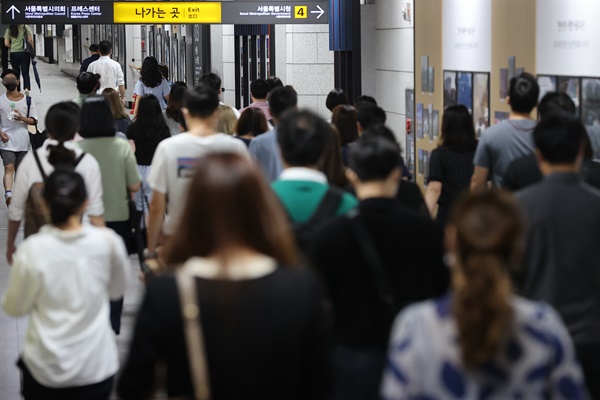 지난 10일 오전 출근 시간 시민들이 붐비는 서울 1호선 시청역을 빠져 나가고 있다. 