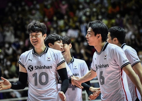  2022 아시아배구연맹(AVC)컵 중국과의 준결승전에서 득점에 성공하고 기뻐하는 한국 대표팀 