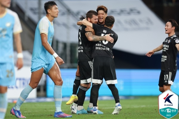 울산현대 울산이 K리그1 28라운드 대구전에서 선제골 이후 서로 기뻐하고 있다. 