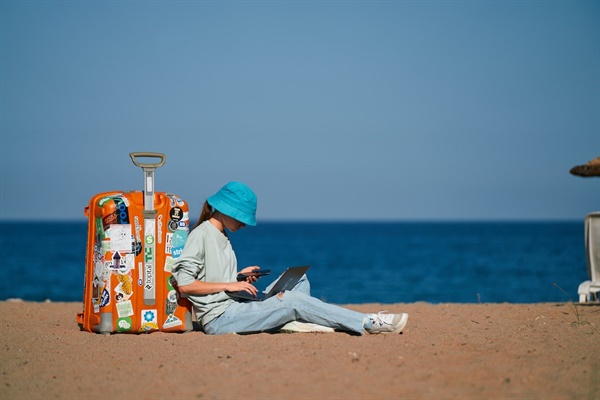 디지털노마드에 대한 이미지를 떠올리면 항상 푸른 바다와 노트북이 등장한다. 일하는 사람의 얼굴 표정은 보이지 않는다.