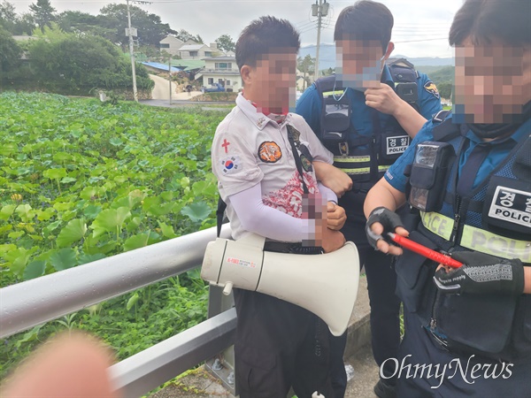 8월 16일 아침 양산 평산마을에서 한 시위자가 경찰에 긴급체포됐다.
