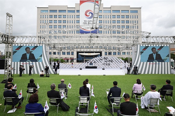 윤석열 대통령이 15일 용산 대통령실 잔디마당에서 열린 제77주년 광복절 경축식에서 경축사를 하고 있다. 