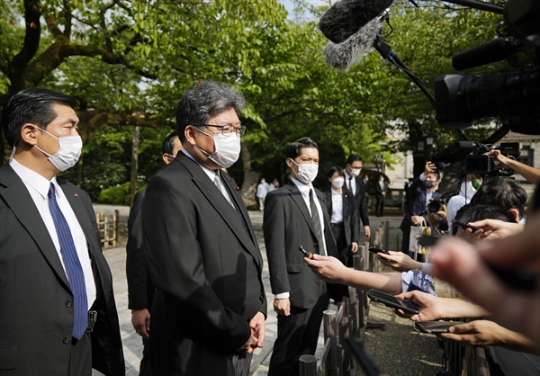 하기우다 고이치 일본 집권 자민당 정무조사회장이 15일 오전 도쿄 소재 야스쿠니신사에서 참배를 마친 후 기자들의 취재에 응하고 있다. 2022.8.15