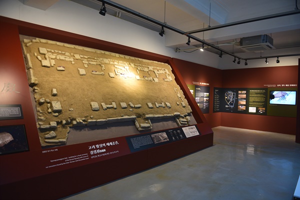고려 왕실의 제례 공간인 ‘경령전’의 유구도 축소 모형이 전시되어 있다.