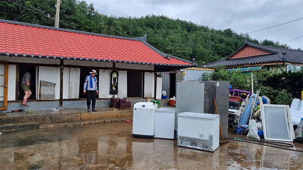 강원 주문진읍 장덕리 일대에 쏟아진 게릴라성 폭우로 20가구가 침수됐다. 