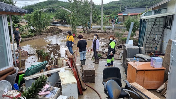 강원 주문진읍 장덕리 일대에 쏟아진 게릴라성 폭우로 20가구가 침수됐다. 