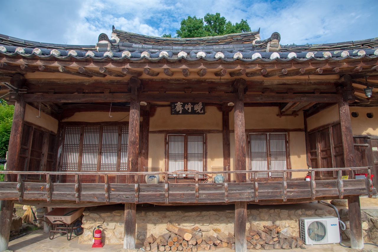 무섬마을 최초의 집이자 반남 박 씨 입향조 박수 선생의 거쳐였던 만죽재. 360년 가까운 전통을 유지했다.