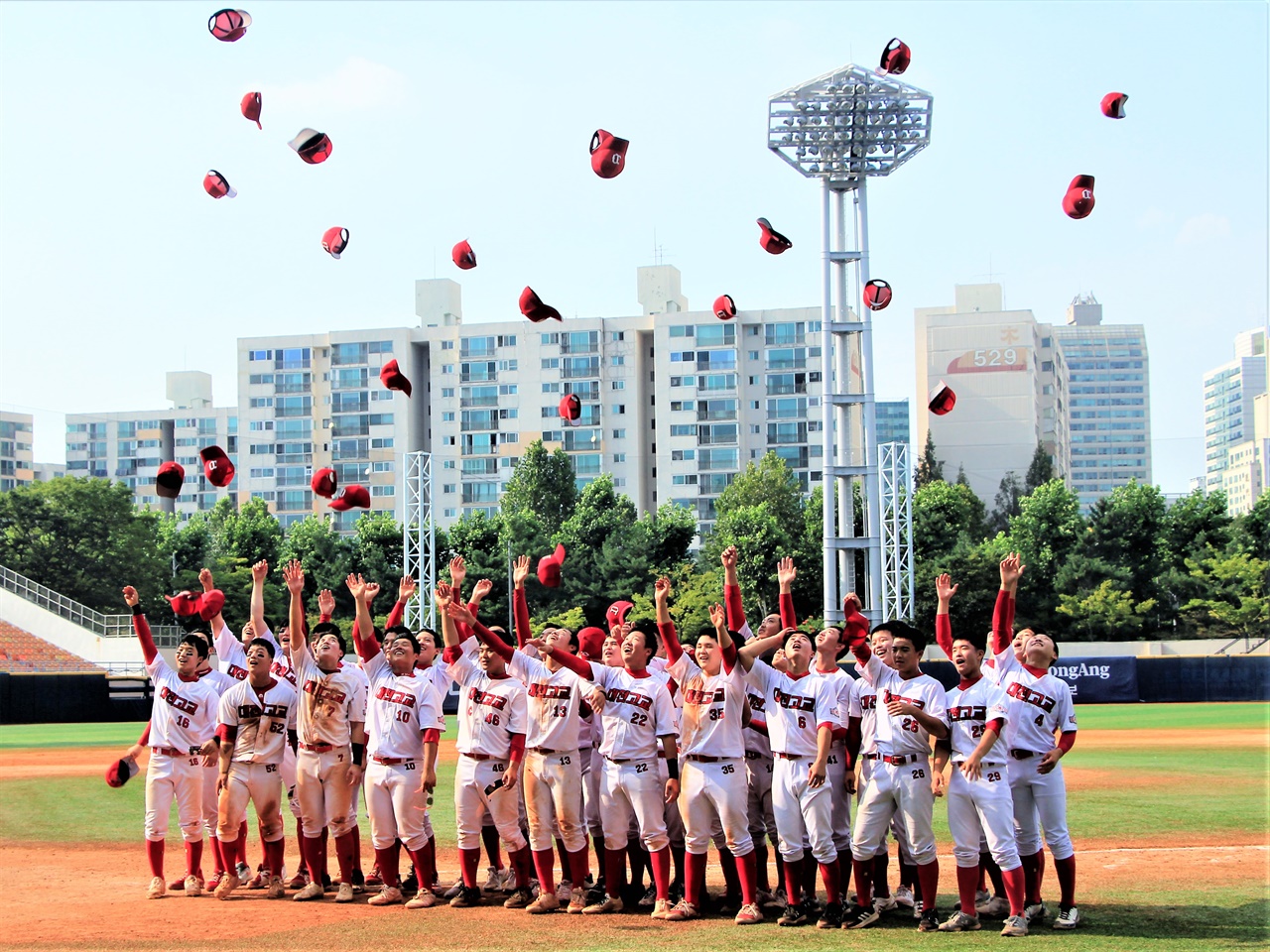  17일 대통령배에서 우승을 거둔 대전고등학교 선수들이 모자를 집어던지며 기쁨을 나누고 있다.