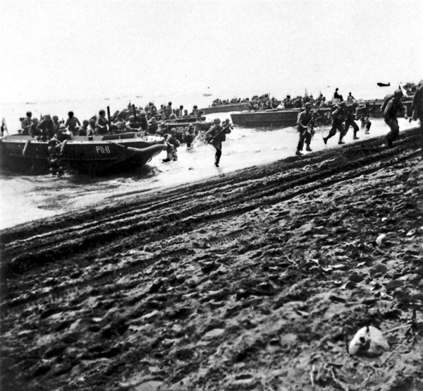 과달카날의 일본군 비행장은 미국과 호주의 연결을 차단하는 전략적 위협요소였다. 미군은 해병대를 상륙시켜 과달카날 섬을 점령했다.