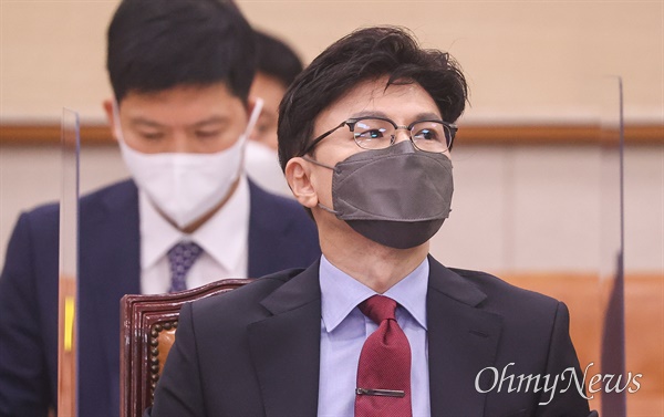 한동훈 법무부 장관이 22일 서울 여의도 국회에서 열린 법제사법위원회 전체회의에서 생각에 잠겨 있다.