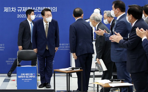 윤석열 대통령이 26일 오전 대구 달서구 아진엑스텍에서 열린 제1차 규제혁신전략회의에 참석하고 있다. 
