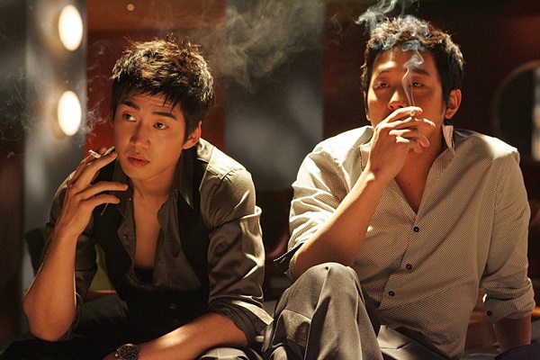  1978년생 동갑내기 배우 윤계상(왼쪽)과 하정우는 <비스티 보이즈>에서 호스트들의 삶을 잘 표현하며 호평을 받았다.