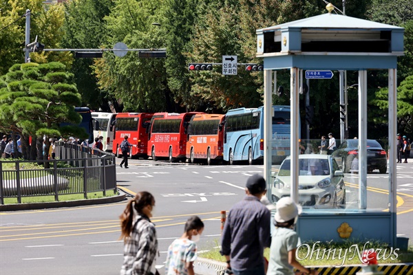 전국에서 청와대를 관람하기 위해 올라온 관광버스들이 8월 27일 토요일 오후 서울 종로구 청와대 앞 도로에 줄지어 주차되어 있다.