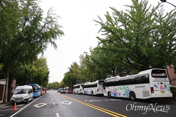전국에서 청와대를 관람하기 위해 올라온 관광버스들이 8월 25일 오전 서울 종로구 청와대 앞 도로에 줄지어 주차되어 있다.