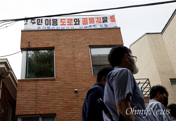 8월 25일 오전 서울 종로구 청와대 인근 골목길 주택에 청와대 관람객들의 불법주차로 인한 주민 불편을 호소하는 현수막이 걸려 있다.