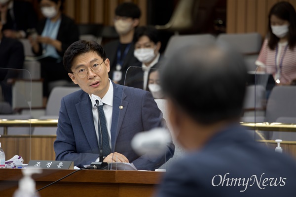 8월 29일 국회에서 열린 오석준 대법관 후보자 인사청문회에서 조정훈 시대전환 의원이 질문하는 모습. 