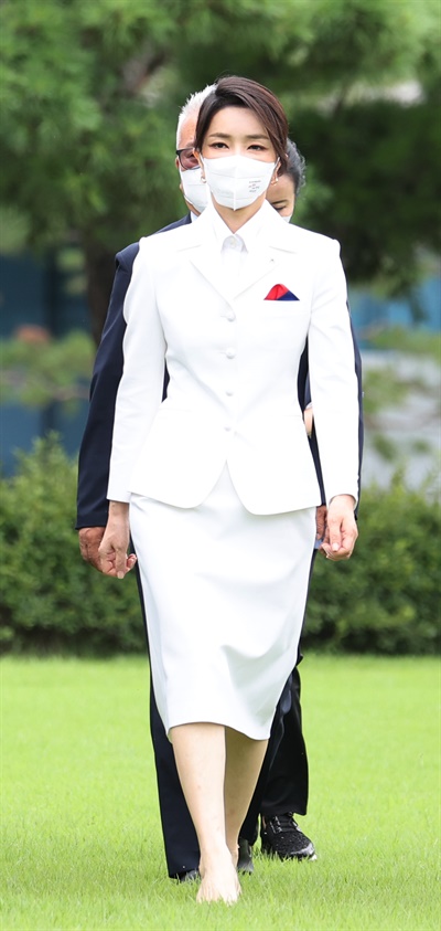 김건희 여사가 지난 8월 15일 서울 용산 대통령실 청사 잔디마당에서 열린 제77주년 광복절 경축식에 입장하고 있다.