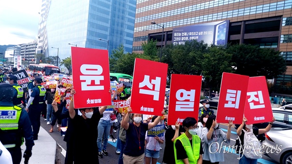 3일 오후 촛불승리전환행동이 서울 중구 청계광장 앞에 모인 뒤 '윤석열 대통령 퇴진'과 부인 김건희 여사의 특검을 요구하면서 행진하고 있다.