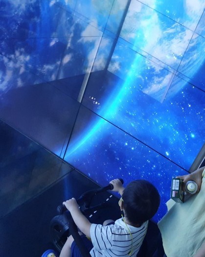 스페이스 드롭은 엘리베이터 안에서 빛가람 전망대 주변을 즐길 수 있는 일종의 3면 디지털 영상쇼다. 