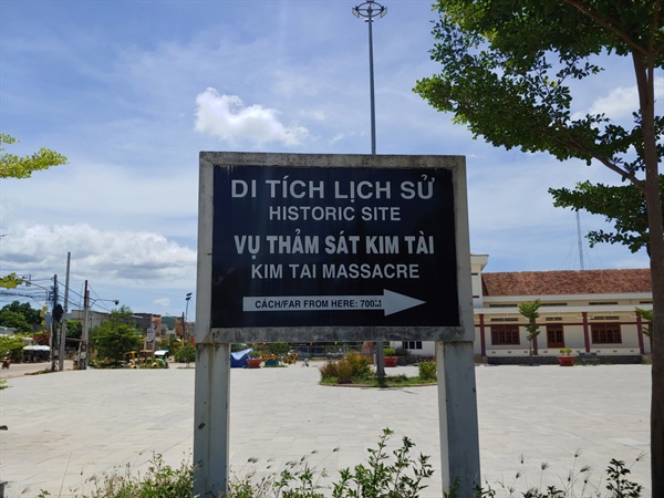 베트남 뀌년시 낌따이촌 대량 학살지를 가리키는 표지판.