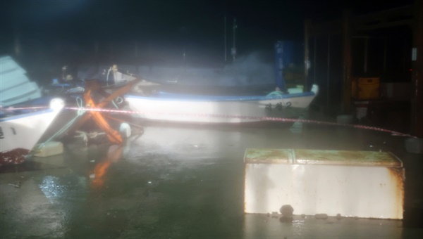 제주도가 태풍 힌남노 영향권에 든 5일 밤 서귀포 한 포구 길 가운에 선박이 밀려와 있다. 