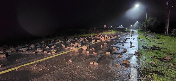 제주도가 태풍 힌남노 영향권에 든 6일 새벽 서귀포 해안도로에 돌들이 밀려와 있다.