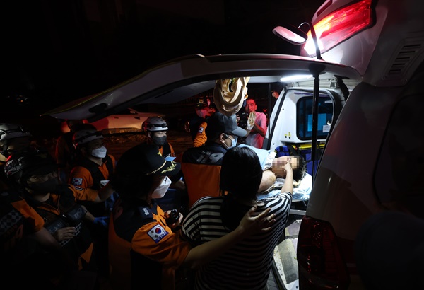 6일 저녁 태풍 '힌남노'의 폭우로 잠긴 경북 포항시 남구의 한 아파트 지하 주차장에서 소방·군 관계자들이 실종된 주민을 구조하고 있다.

