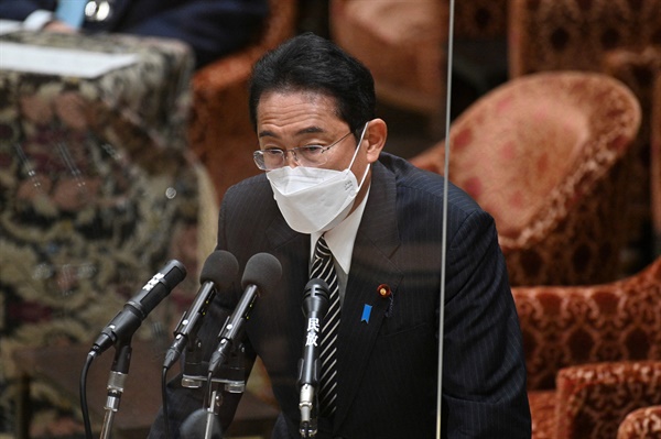 기시다 후미오 일본 총리가 2022년 9월 8일 도쿄 국회에서 아베 신조 전 총리의 국장 계획을 논의하기 위한 국회 회기 중 질문에 답하고 있다.