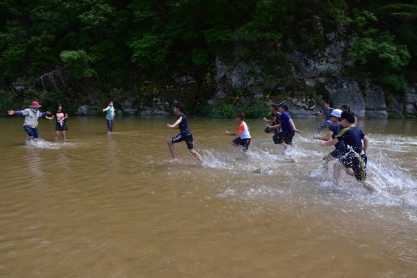 아이들이 안전하게 맘껏 뛰어놀 수 있는 강 내성천. 과거에도 그랬고 지금도 그렇다. 