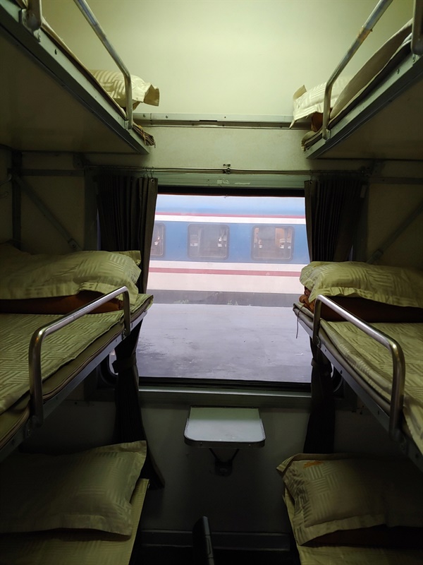 3층 침대가 양쪽에 놓은 침대칸 모습. 3층 침대의 좁은 공간에도 출발시간이 임박하면 열차를 예매하기 어려울 만큼 인기가 높다.