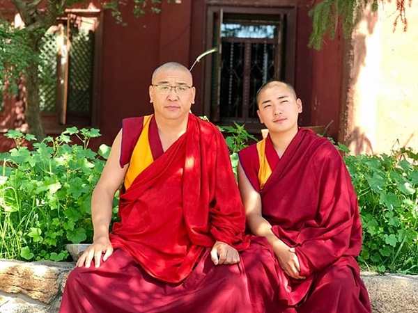 태호스님이 승려가 되는 데 가장 큰 영향을 끼친 외삼촌과 함께한 태호스님(오른쪽)
