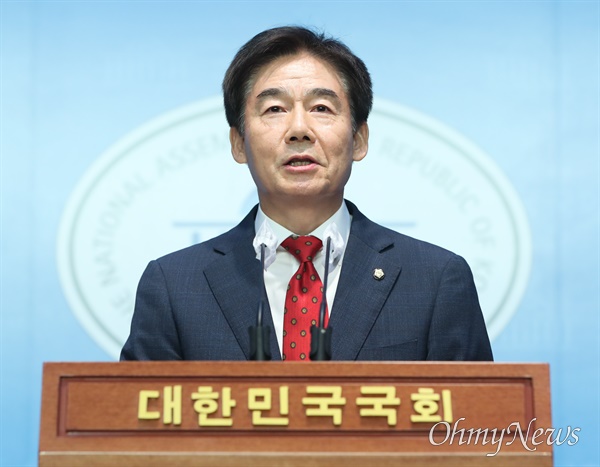 이용호 국민의힘 의원이 15일 서울 여의도 국회 소통관에서 기자회견을 열고 원내대표 출마 선언을 하고 있다.