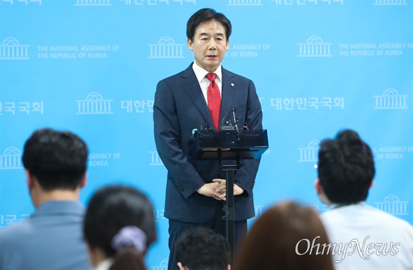 이용호 국민의힘 의원이 15일 서울 여의도 국회 소통관에서 기자회견을 열고 원내대표 출마를 선언한 뒤 기자들의 질문에 답하고 있다.