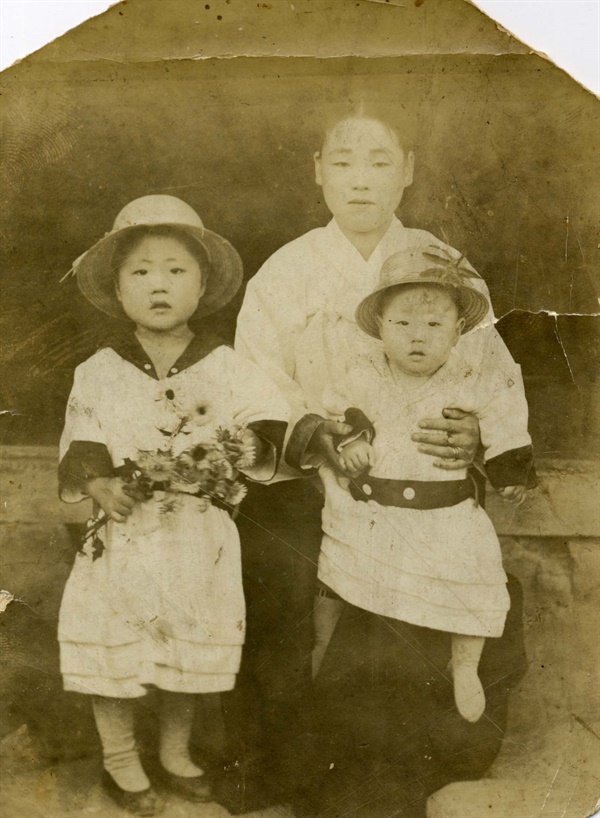 어린 시절의 이희호(왼쪽), 어머니, 그리고 여동생