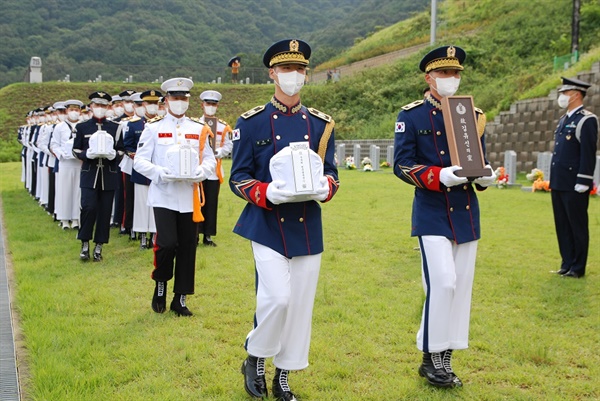 8월 14일 국립대전현충원 독립유공자 제7묘역에서 '수유리 한국광복군 합동 안장식'이 진행되고 있다. 
