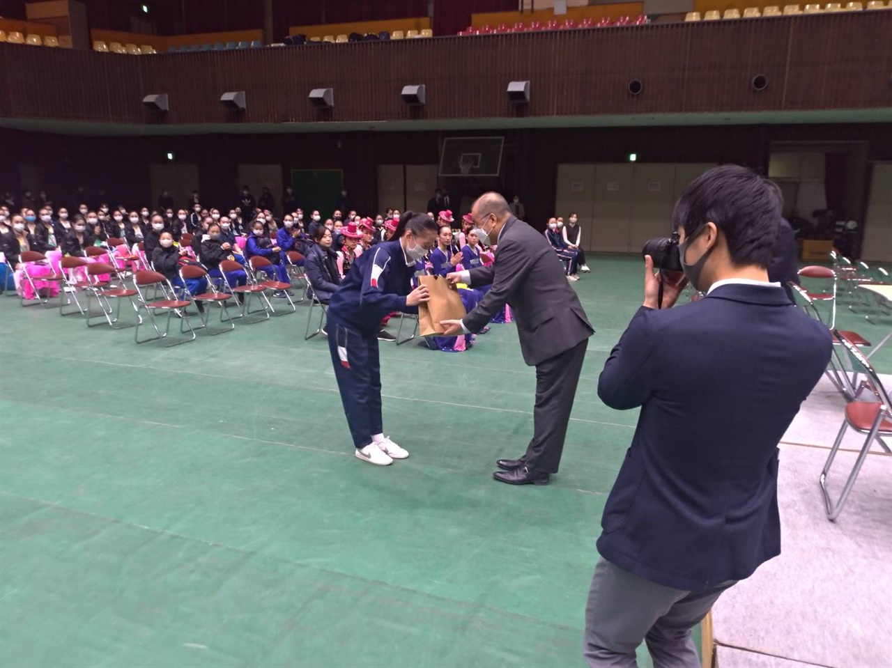2020년11월6일 일본 팀아이 콘도 도미오 선생이 재일조선학교 예술경연대회에서 학생들에게 무용신을 전달하고 있다.