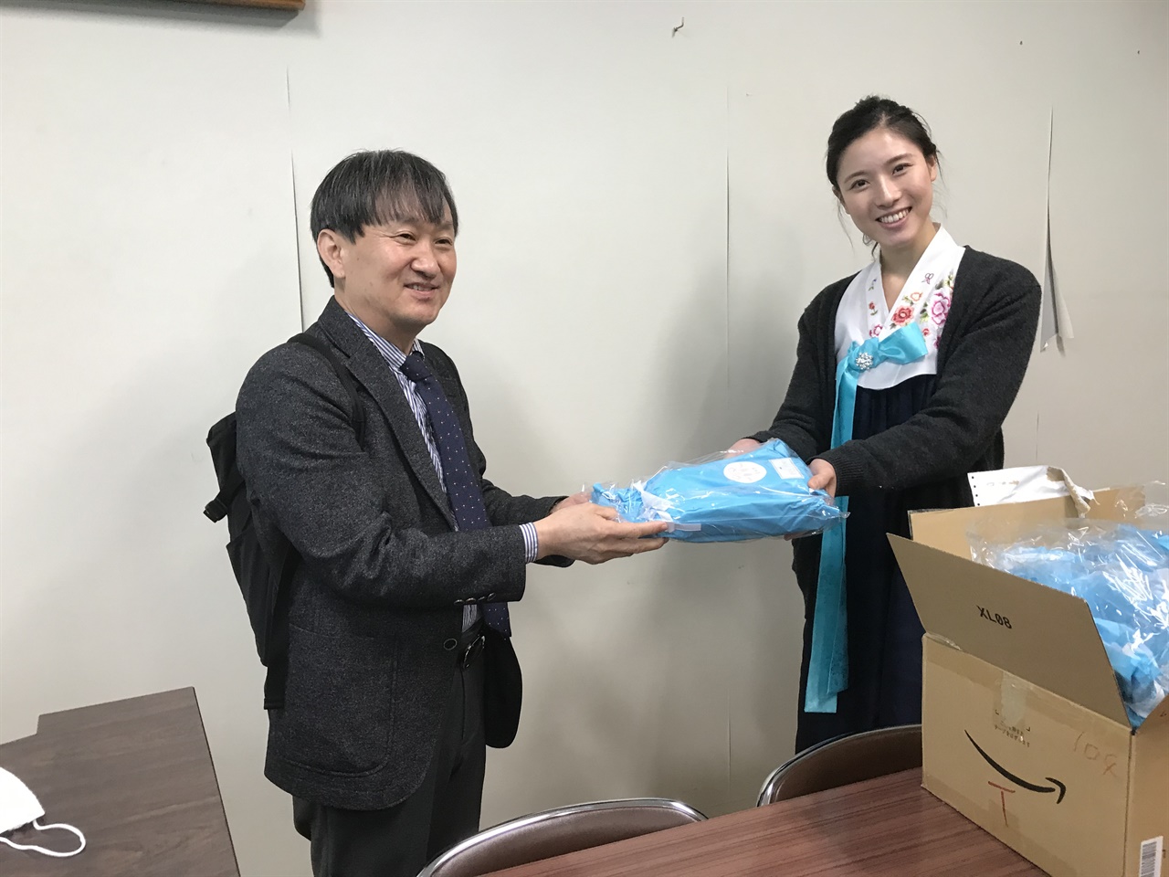 2020년 3월1일 이인형 전 팀아이 회장이 고베조선고급학교 무용부 지도교사에게 첫 무용신 선물을 전달하고 있다.