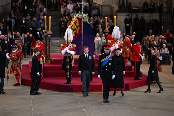 英国のウィリアム王子、ピーター・フィリップス、ザラ・ティンダル、ルイーズ・ウィンザー夫人、ジェームズ・セヴァーン子爵は9月17日、ロンドンのウェストミンスターでエリザベス2世女王に敬意を表した. 
