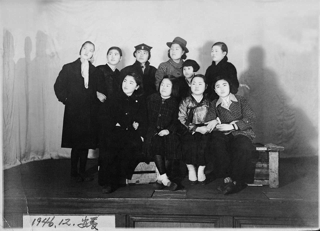 서울사대 시절 연극 공연 기념(뒷줄 오른쪽 두 번째 이희호)