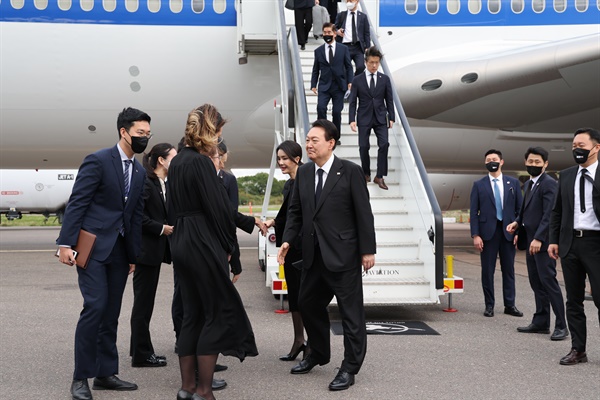 영국, 미국, 캐나다 순방에 나선 윤석열 대통령과 김건희 여사가 18일 오후(현지시간) 영국 런던 스탠스테드 국제공항에 도착, 공군 1호기에서 내리고 있다. 
