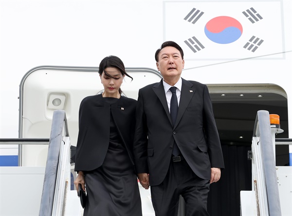 영국, 미국, 캐나다 순방에 나선 윤석열 대통령과 김건희 여사가 지난 18일 오후(현지시간) 영국 런던 스탠스테드 국제공항에 도착, 공군 1호기에서 내리고 있다. 