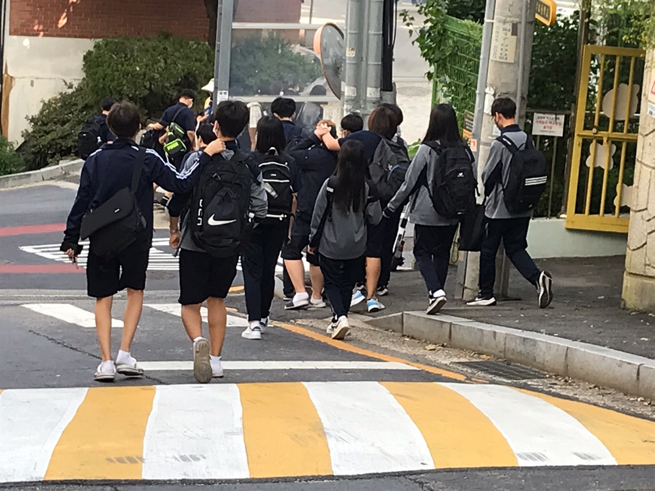 선생님들의 은근한 압력과 주변의 시선에 어쩔 수 없이 거무튀튀한 티셔츠만 주구장창 입고 있는 거라고 한다. 사진은 하교하는 학생들 모습. 