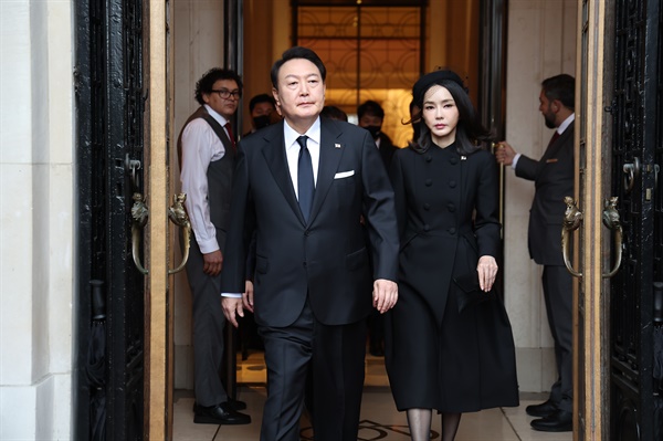 윤석열 대통령과 김건희 여사가 19일 엘리자베스 2세 여왕의 장례식에 참석하기 위해 런던의 한 호텔을 나서고 있다.
