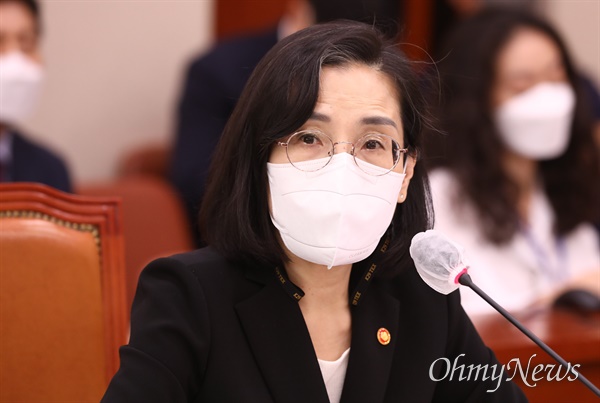 김현숙 여성가족부 장관이 9월20일 국회에서 열린 여성가족위원회 전체회의에서 의원 질의에 답변하고 있다.