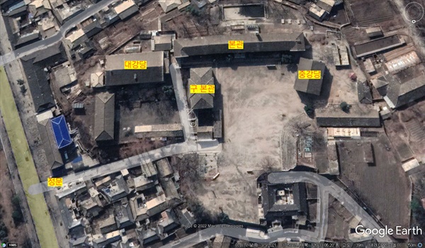 2021년 3월 3일에 촬영된 구글 지도 사진. 지금도 개성의 호수돈여학교의 건물이 그대로 남아 있다. 건물 이름은 기자가 표시했다.