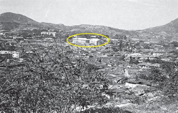 1957년 자남산의 관덕정에서 촬영한 개성 시내 모습. 노란색 원 속에 건물이 호수돈여학교의 건물이다. 좌측이 본관, 우측이 대강당이다.