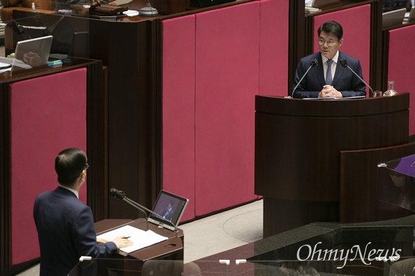 21일 국회에서 열린 본회의 경제에 관한 대정부질문에서 더불어민주당 김수흥 의원이 한덕수 국무총리에게 질문하고 있다.