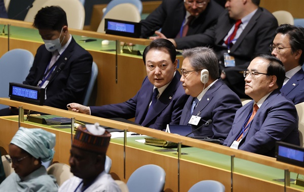 (왼쪽부터) 윤석열 대통령, 박진 외교부장관, 김성한 국가안보실장이 9월 20일 미국 뉴욕 유엔본부 총회장에 앉아 있다. 