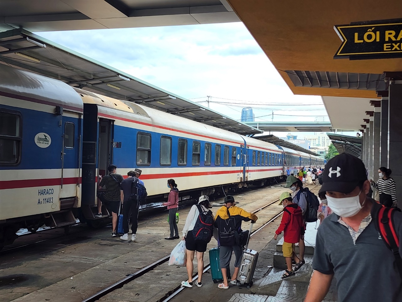 베트남 대부분 열차는 장거리를 운행하기에 사람들마다 많은 짐을 가지고 탑승한다.